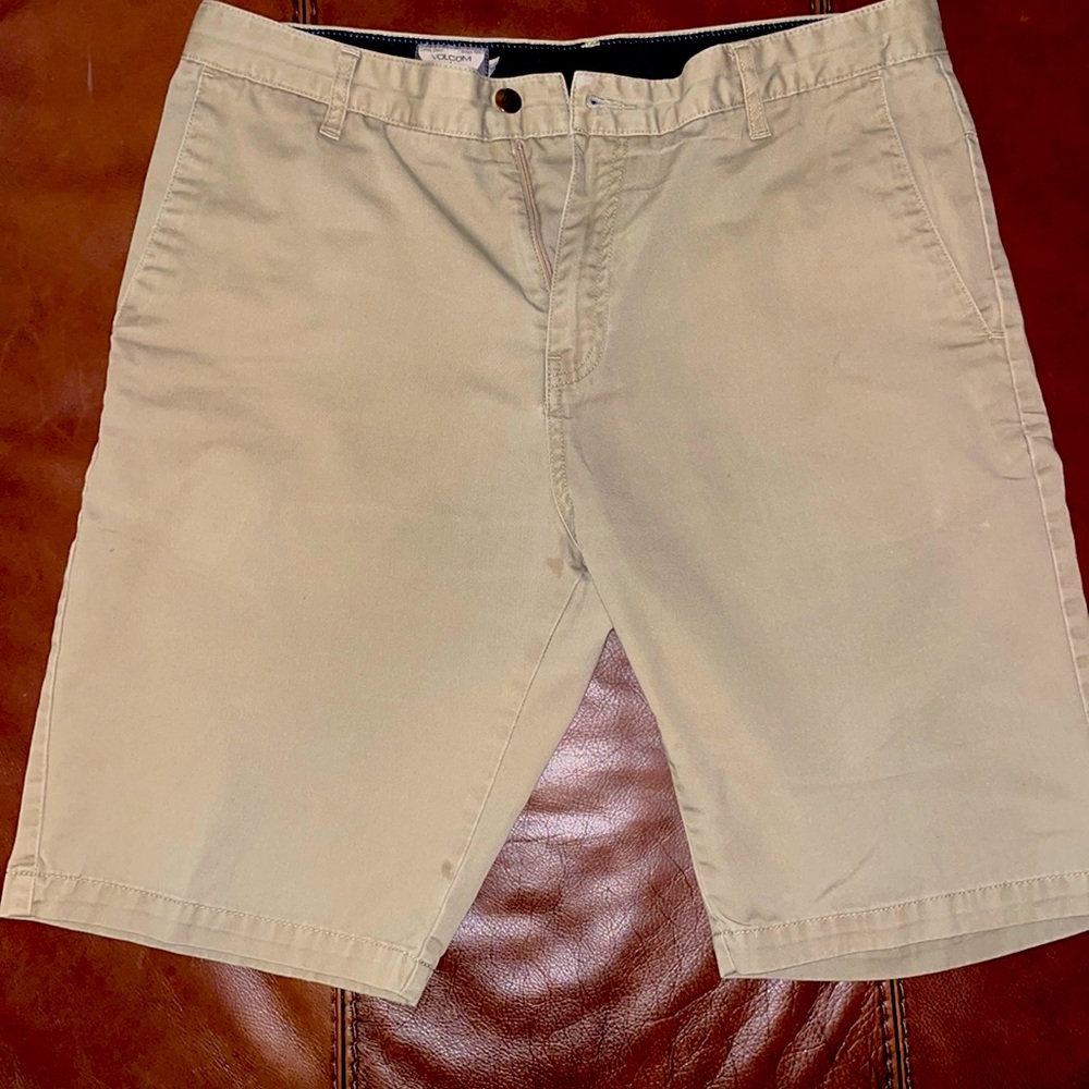 Men’s Volcom khaki shorts